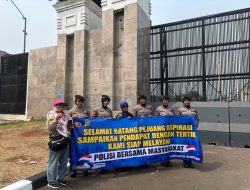 Polisi Bersama Masyarakat, Polwan Sambut Peserta Aksi dengan Spanduk dan Dialog Humanis
