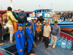 Satpolairud Polres Kepulauan Seribu Sosialisasikan Layanan 110 dan Jaga Laut Jakarta kepada Penumpang Kapal di Kali Adem