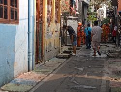 Warga RW 11 Tugu Utara Minta Peninggian Jalan dan Perbaikan Penutup Saluran Air di Realisasikan di Jalan Mawar 1